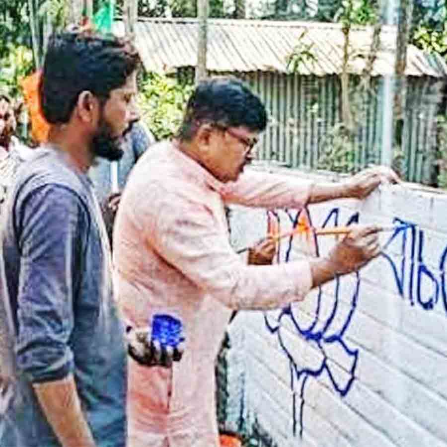 বিজেপির দেওয়াল লিখন।
