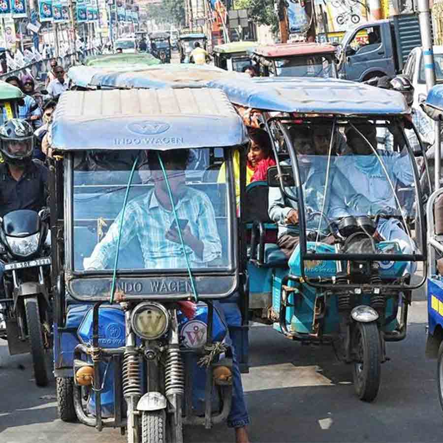 যানজটে জেরবার শহর।