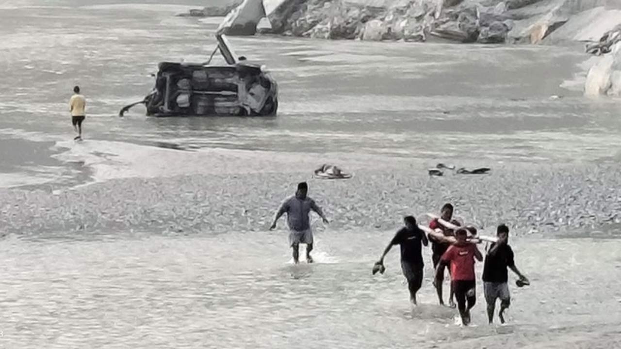 পাথরে ধাক্কা খেয়ে গাড়িটি সোজা গিয়ে পড়ে তিস্তায়।