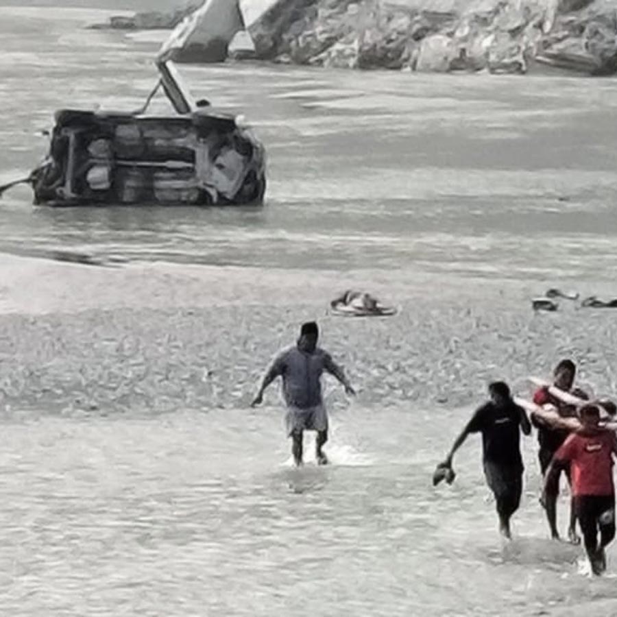 পাথরে ধাক্কা খেয়ে গাড়িটি সোজা গিয়ে পড়ে তিস্তায়।