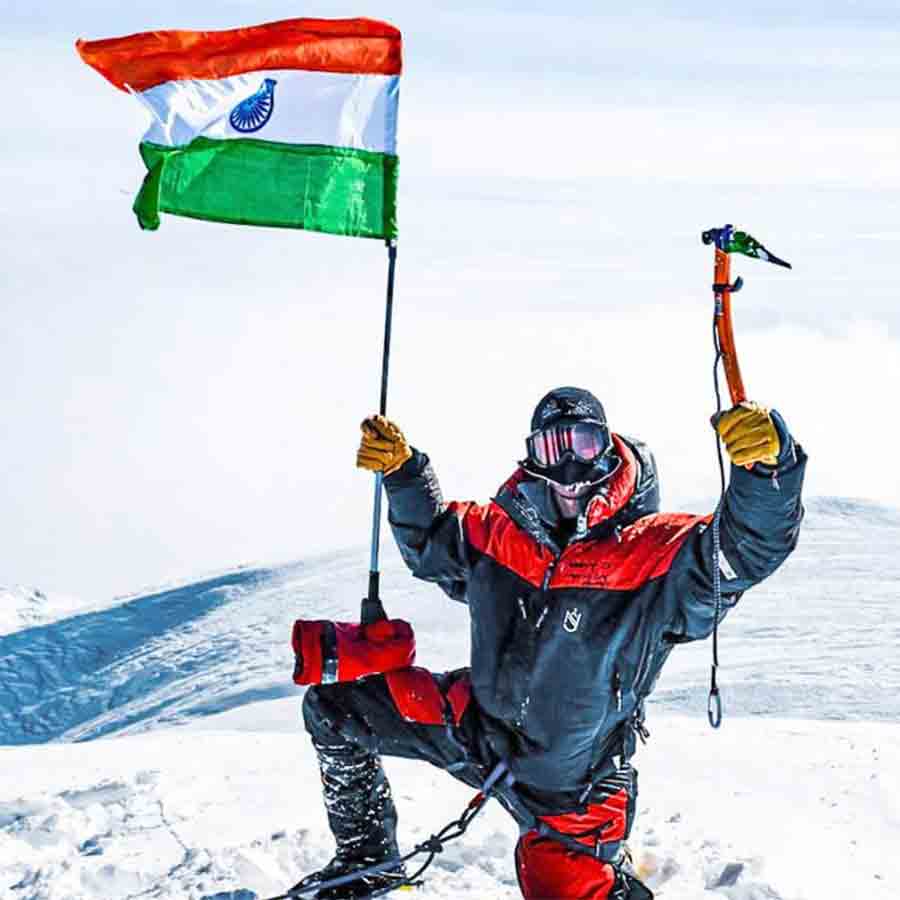 সিডলি আগ্নেয়গিরির শীর্ষে শুভম চট্টোপাধ্যায়।