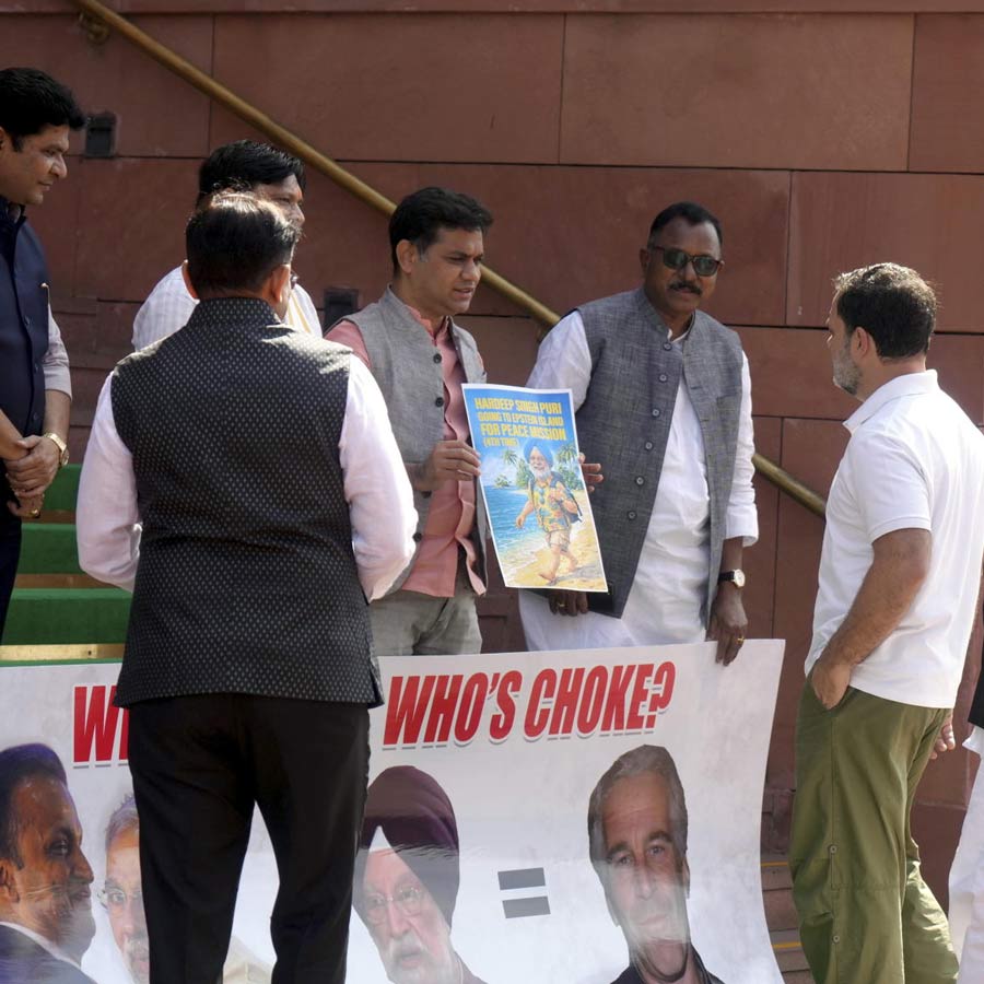 এপস্টিন ফাইলে নাম থাকায় এ বার নরেন্দ্র মোদী সরকারের পেট্রোলিয়াম মন্ত্রী হরদীপ সিংহ পুরীর পদত্যাগ চেয়ে সরব হল কংগ্রেস-সহ বিরোধী শিবির।