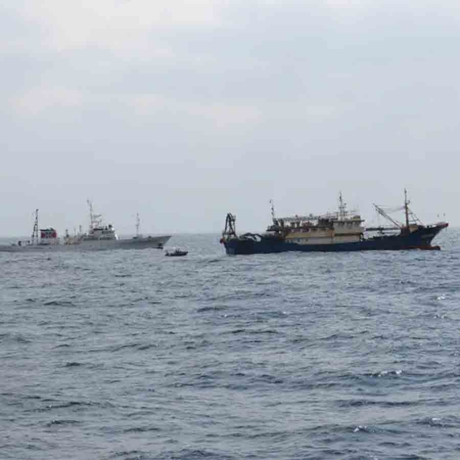 আটক চিনা জাহাজ।