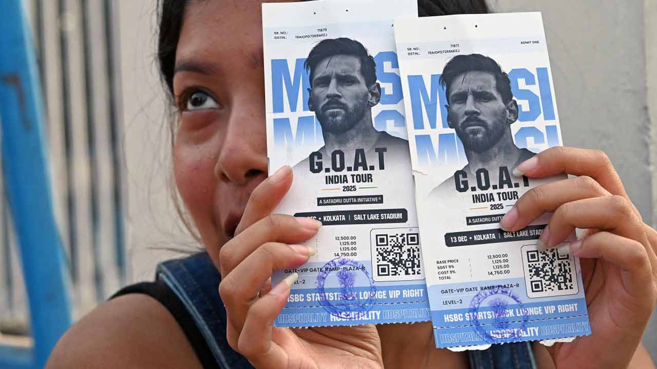 সাড়ে ১৪ হাজার টাকার টিকিট হাতে হতাশ দর্শক।