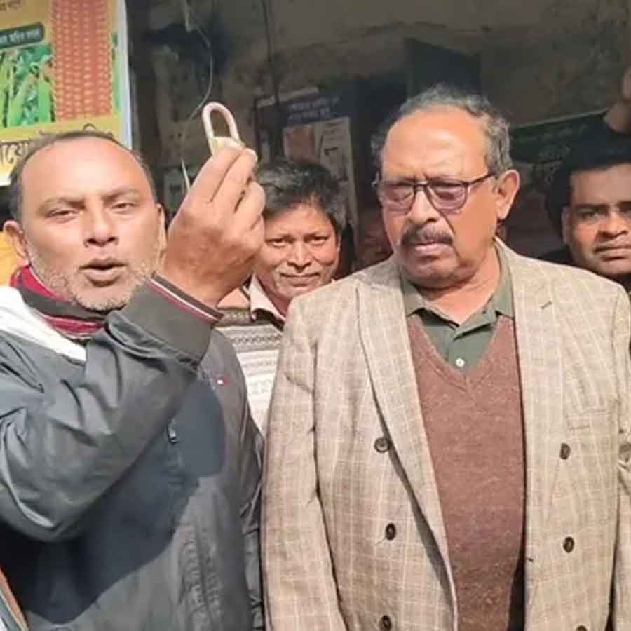 বাংলাদেশের পঞ্চগড়ে আওয়ামী লীগের দফতরের তালা খুলে দেন বিএনপি নেতা আবু দাউদ প্রধান।