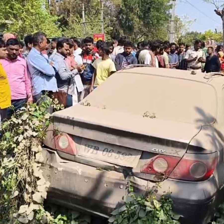 জলঙ্গিতে এই পরিত্যক্ত গাড়ির ভিতর থেকে উদ্ধার হয়েছে দেহ।