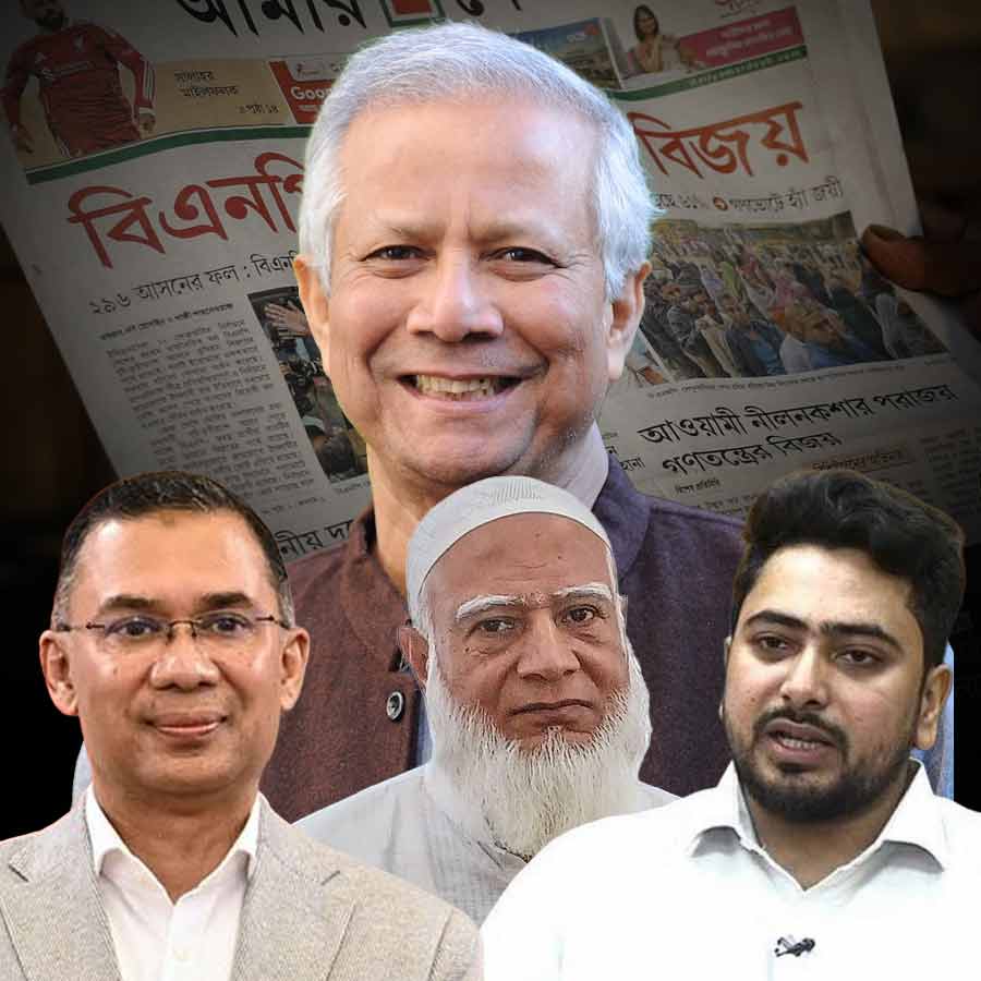 (বাঁ দিক থেকে) বিএনপি চেয়ারম্যান তারেক রহমান, জামাত প্রধান শফিকুর রহমান এবং এনসিপি-র আহ্বায়ক নাহিদ ইসলাম। (পিছনে) অন্তর্বর্তী সরকারের প্রধান উপদেষ্টা মুহাম্মদ ইউনূস।