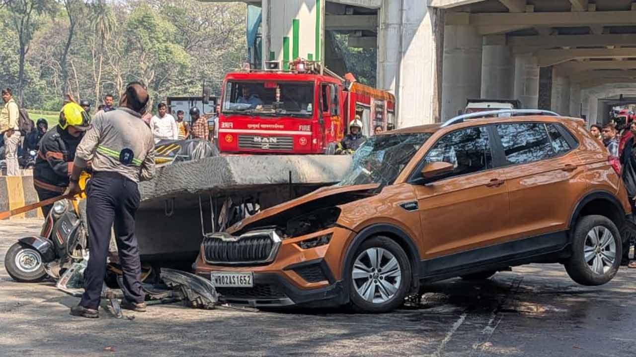 শনিবার দুপুরে মুম্বই মেট্রোর নির্মীয়মাণ পিলার থেকে ভেঙে পড়ে একটি অংশ।