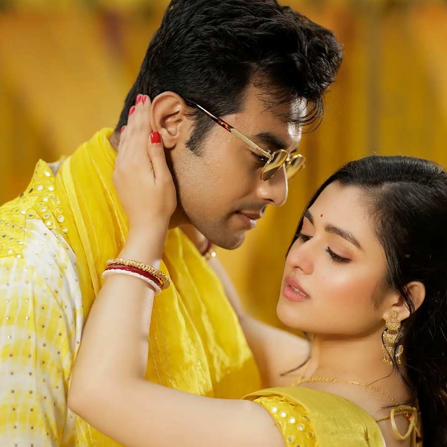 হবু বর-কনের সাজ।