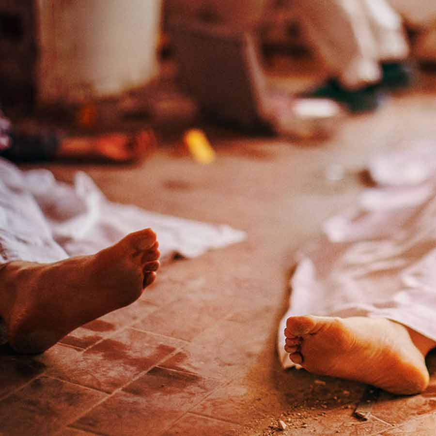 নয়ডায় উদ্ধার যুগলের দেহ।