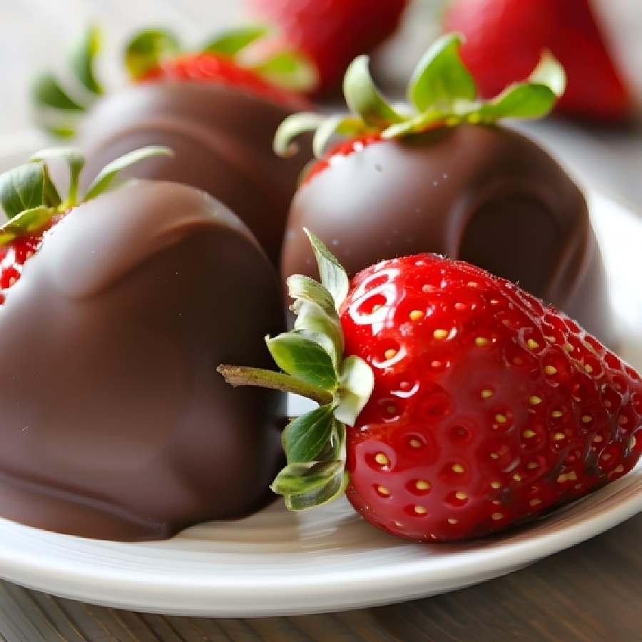 যখন স্ট্রবেরি আর চকোলেটে মাখামাখি প্রেম।