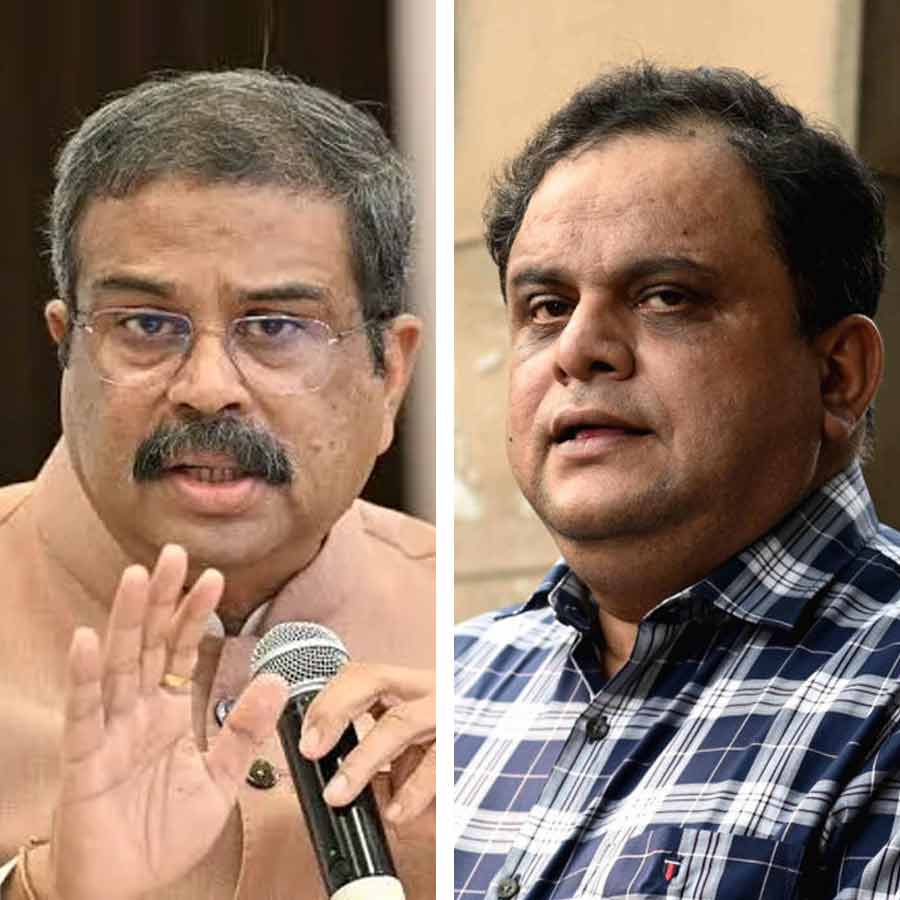 (বাঁ দিকে) কেন্দ্রীয় শিক্ষামন্ত্রী ধর্মেন্দ্র প্রধান এবং রাজ্যের শিক্ষামন্ত্রী ব্রাত্য বসু ( ডান দিকে)।