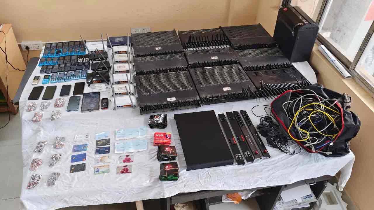 উদ্ধার হওয়া জিনিসের সঙ্গে ধৃত মণিরুল ইসলাম।