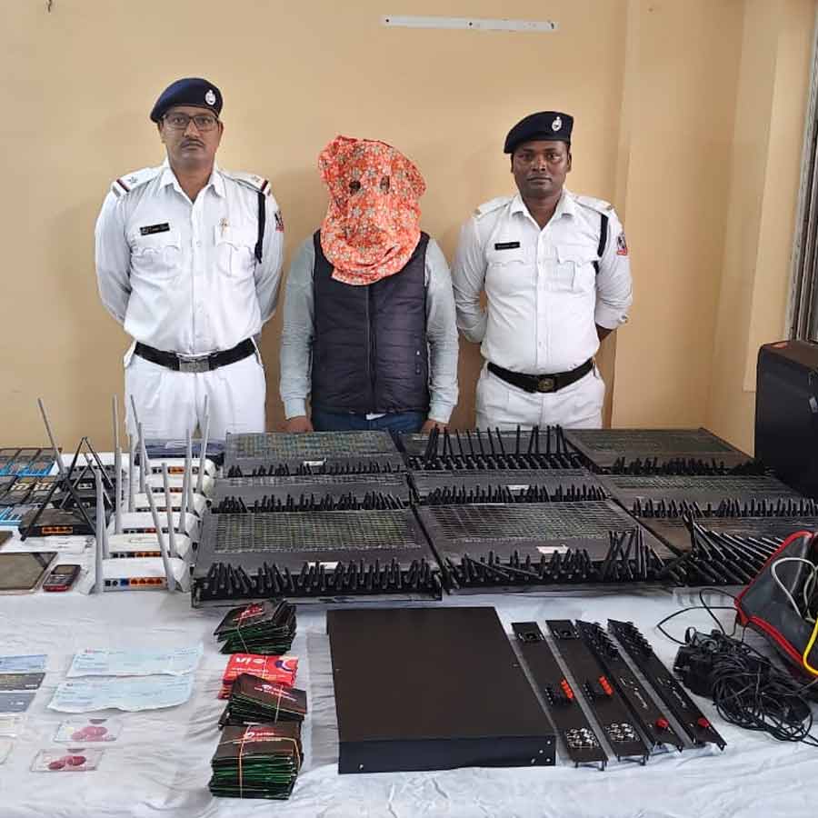 উদ্ধার হওয়া জিনিসের সঙ্গে ধৃত মণিরুল ইসলাম।