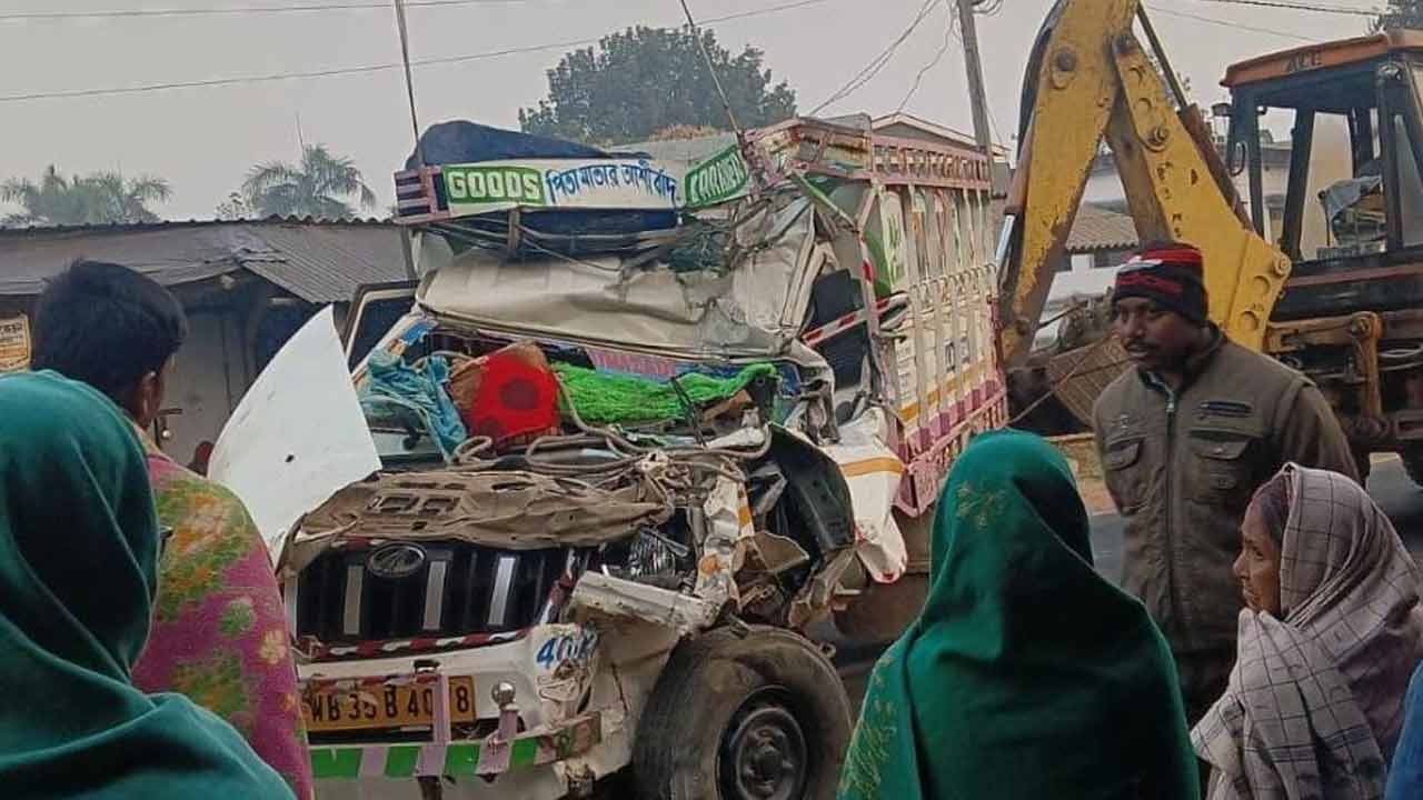সবংয়ে লরিতে ধাক্কা পিকআপ ভ্যানের।