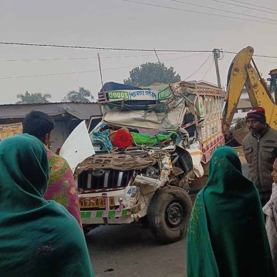 সবংয়ে লরিতে ধাক্কা পিকআপ ভ্যানের।