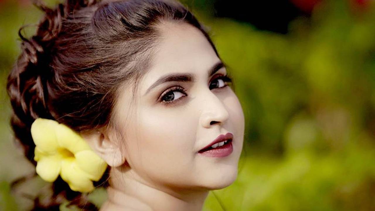 একটু একটু করে সামলে উঠছেন দেবলীনা নন্দী?