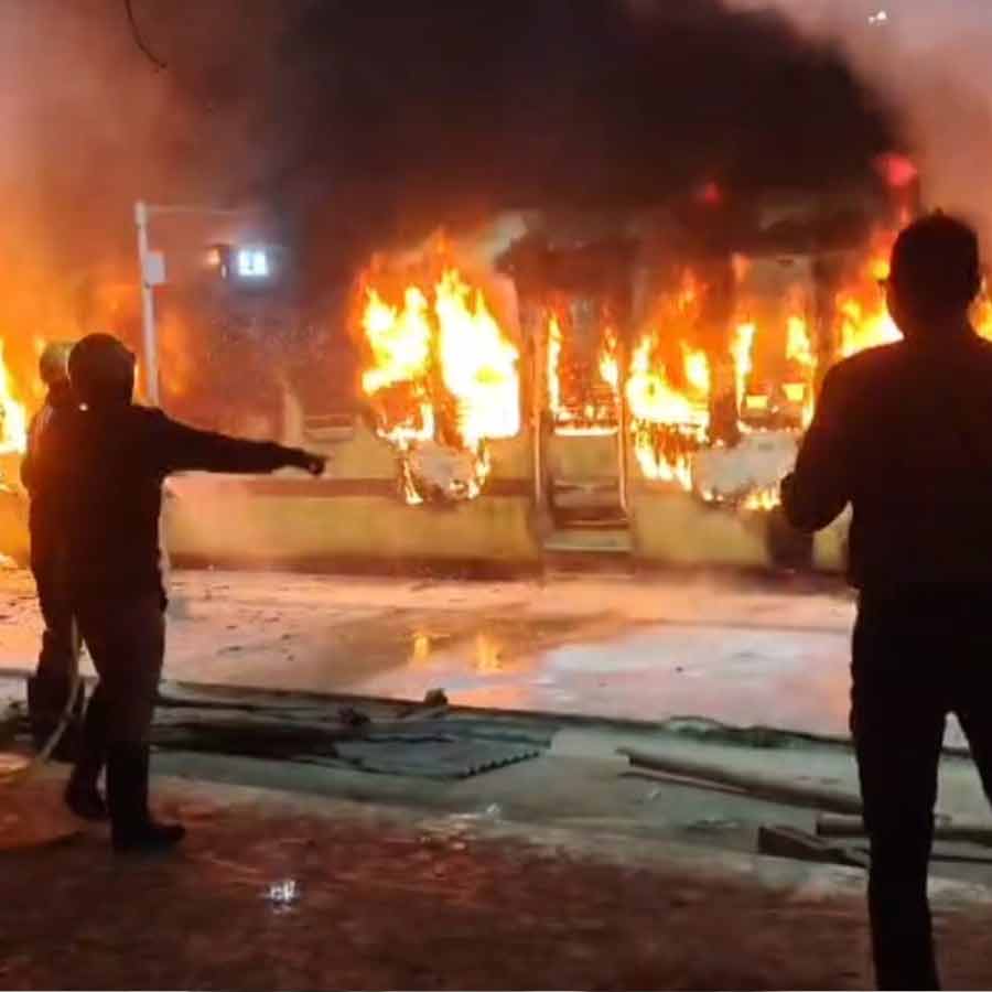 How did the fire break out in the Azimganj passenger compartment at Katwa station, what did the initial investigation reveal