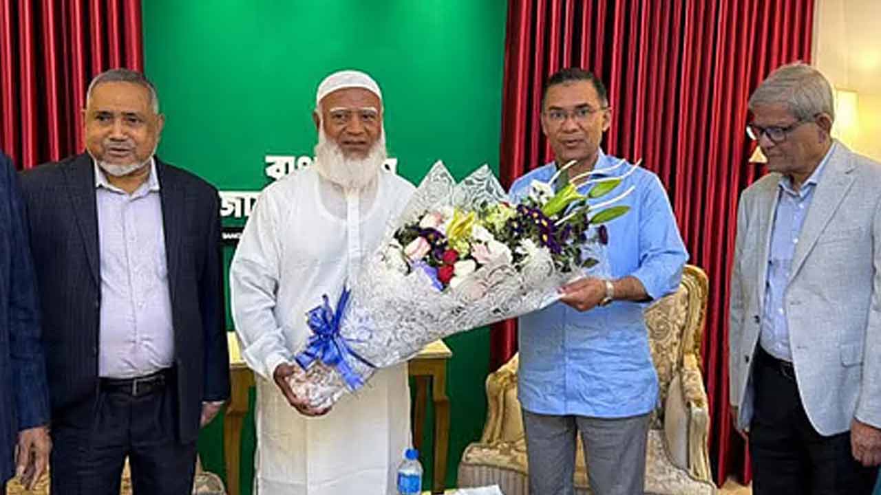 (বাঁ দিক থেকে দ্বিতীয়) জামাতের শফিকুর রহমানের সঙ্গে বিএনপি-র চেয়ারম্যান তারেক রহমান (ডান দিক থেকে দ্বিতীয়)।