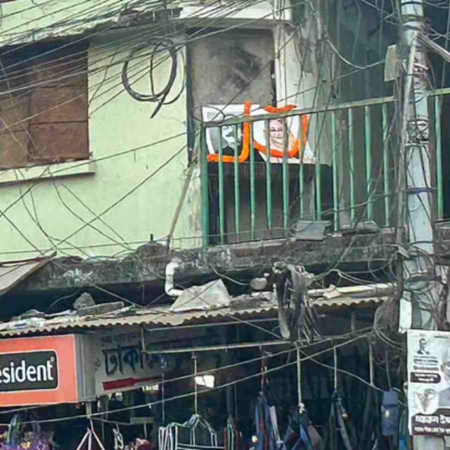 খুলনায় আওয়ামী লীগের কার্যালয়ের বাইরে মুজিবুর রহমান এবং শেখ হাসিনার ছবিতে মালা দেওয়া হয় রবিবার।