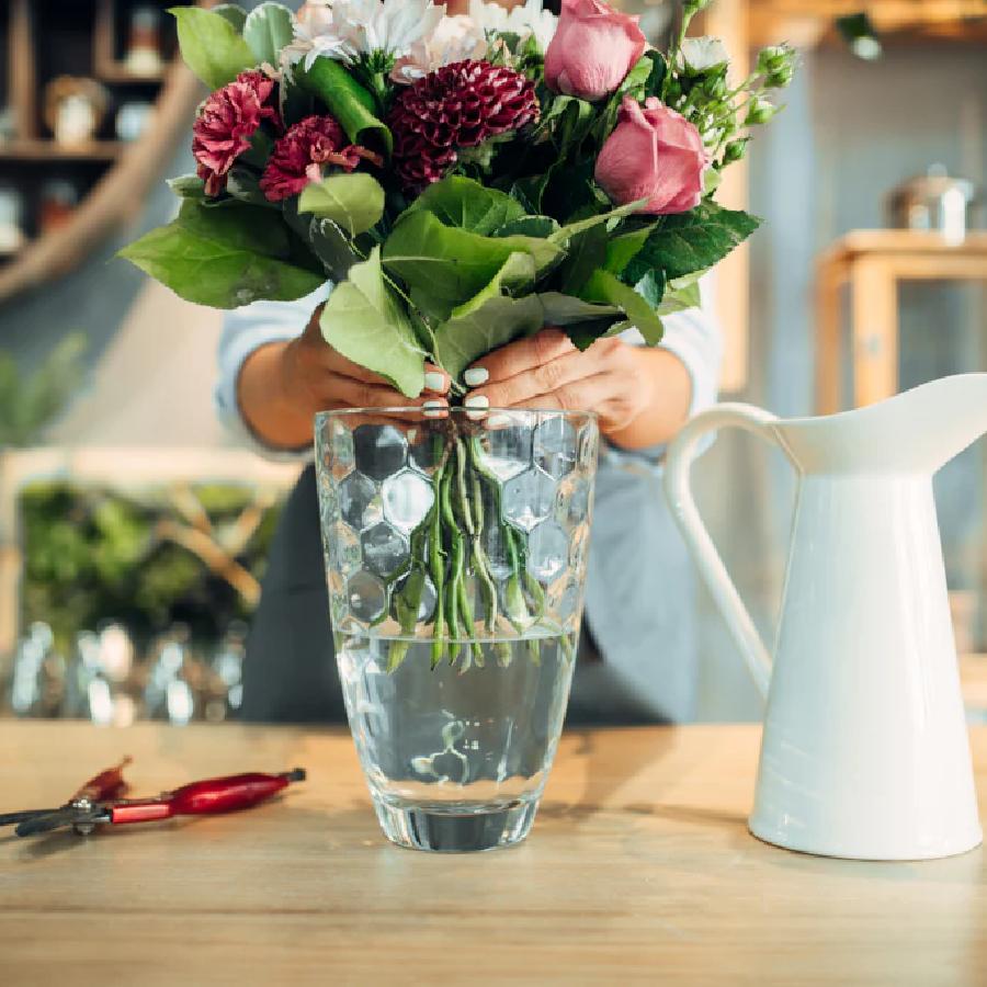 ঘরে ফুল টাটকা রাখার কৌশল।