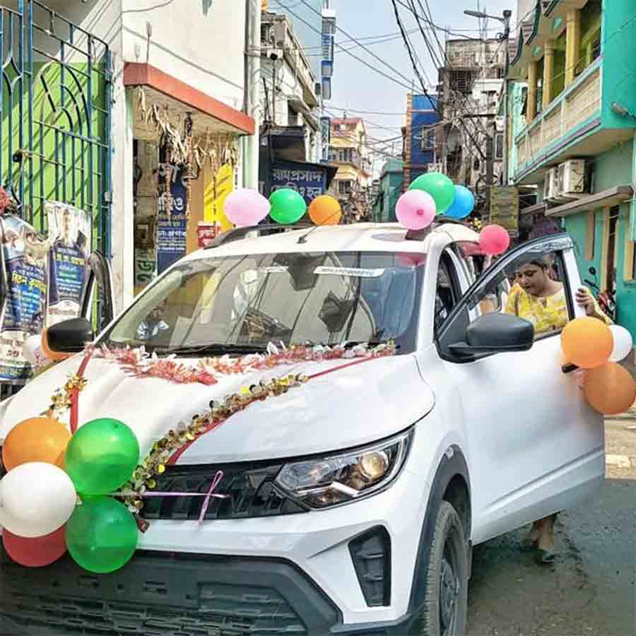 এই গাড়িতে চাপিয়ে বাড়ি আনা হয় সদ্যোজাতকে।