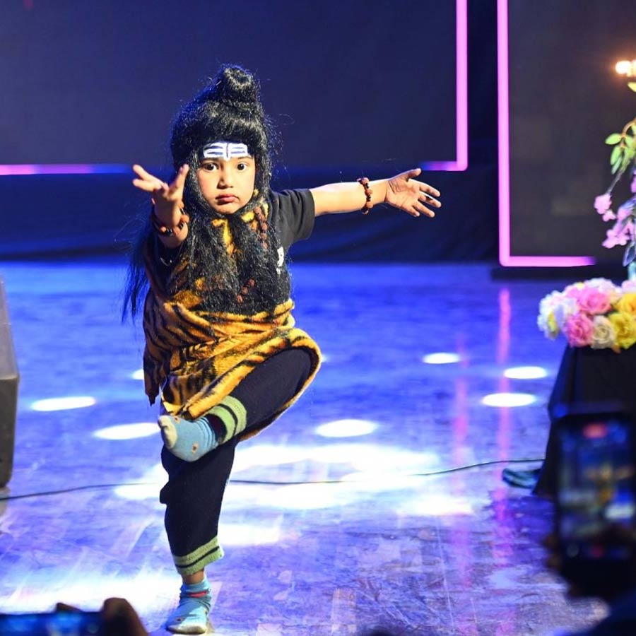 অদম্য: অনুষ্ঠানে নৃত্য পরিবেশনে শ্রেয়ান। রবিবার, রবীন্দ্র সদনে।