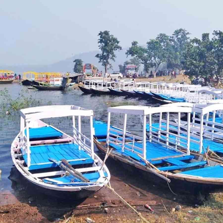 মাইথন জলাধারে বাঁধা নৌকা।