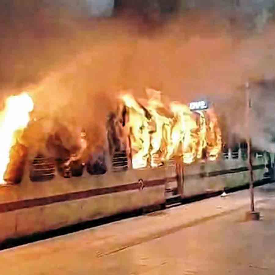 কাটোয়া স্টেশনে দাঁড়িয়ে থাকা আজিমগঞ্জ প্যাসেঞ্জারের কামরায় জ্বলছে আগুন।