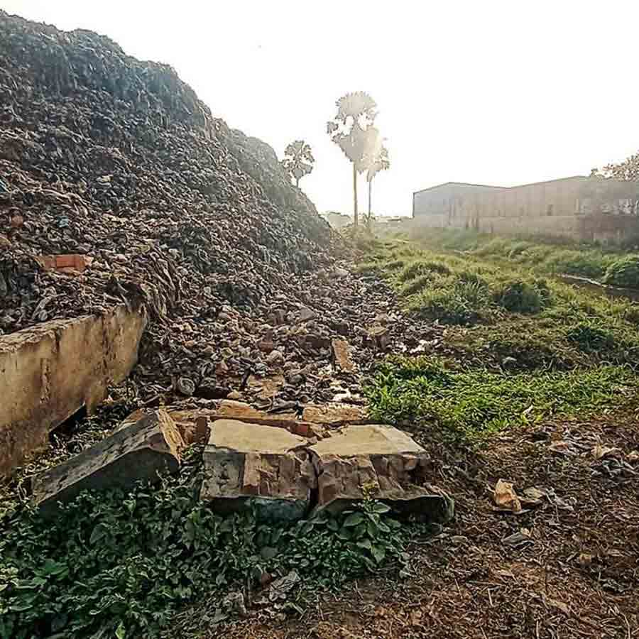 পাঁচিল ভেঙে বর্জ্য সেচ দফতরের জায়গায়।