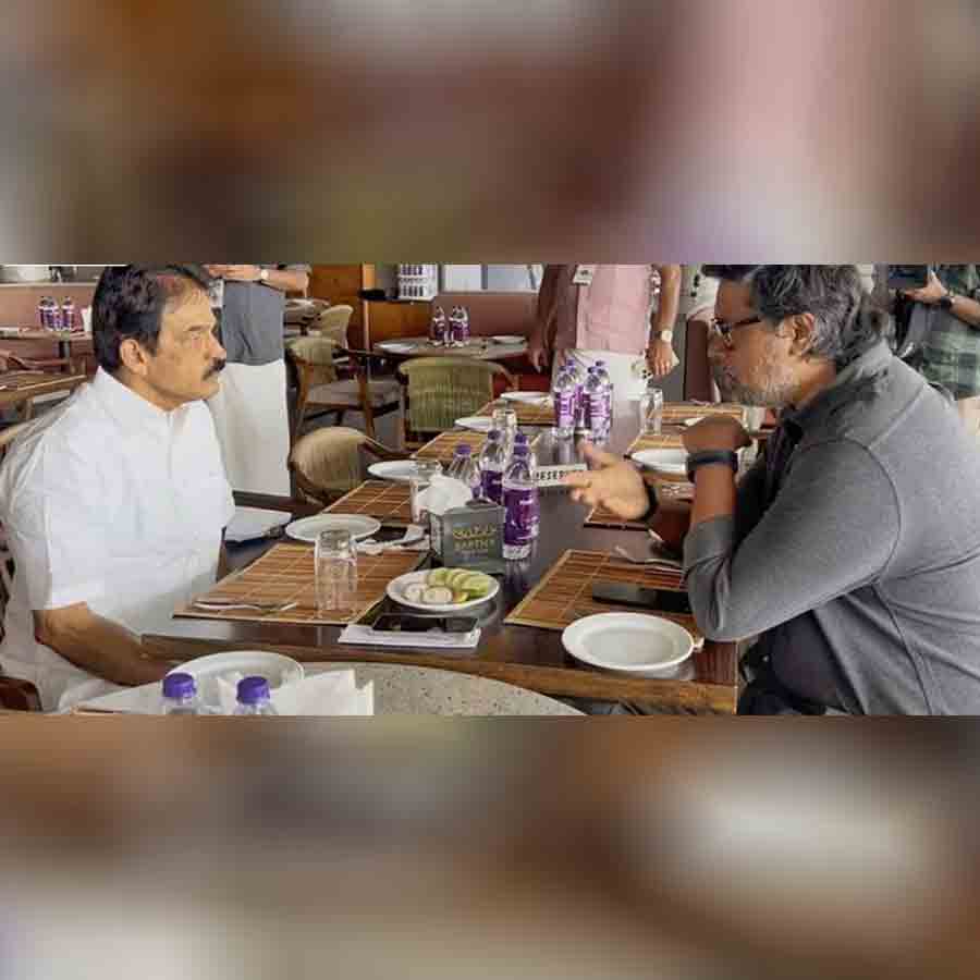 এআইসিসি নেতা কে সি বেণুগোপাল ও দলের ভোট-কুশলী তথা উপদেষ্টা সুনীল কানুগোলু।