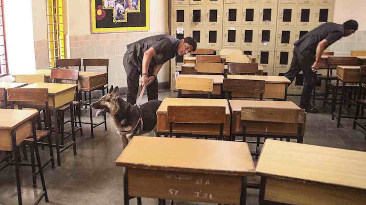 স্কুলের মধ্যে তল্লাশি।