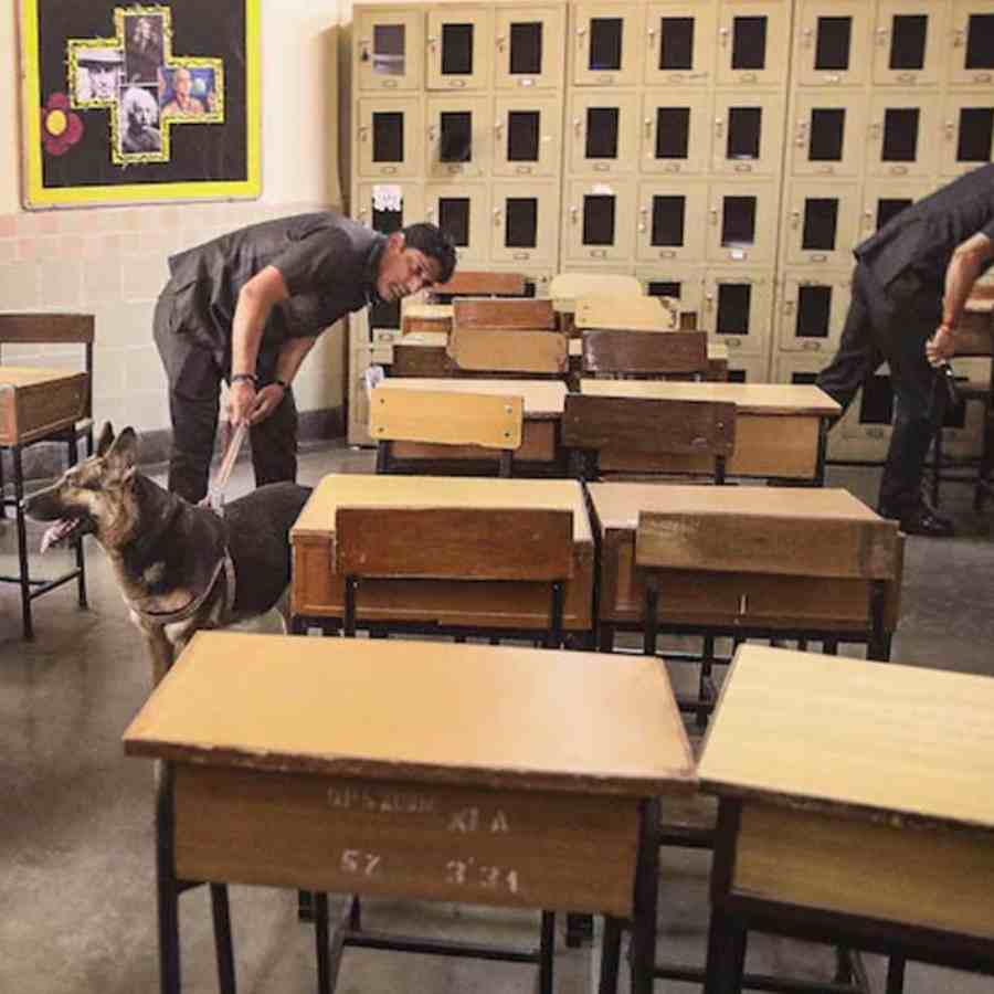 স্কুলের মধ্যে তল্লাশি।