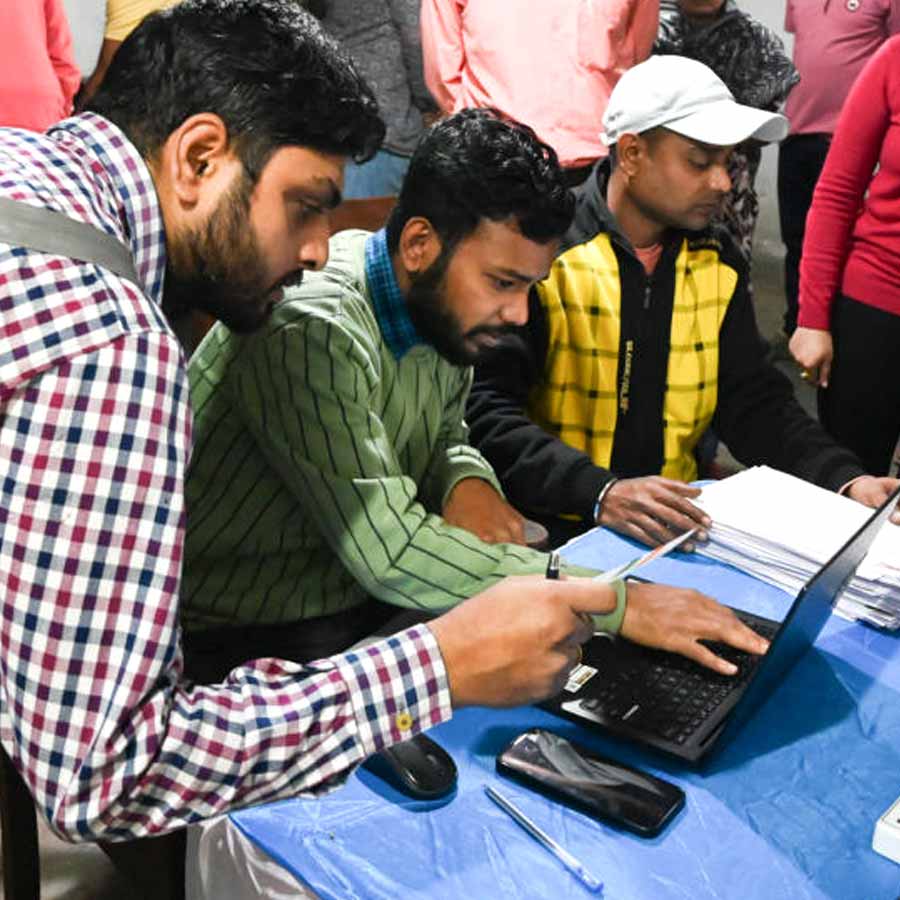 From 12 midnight, applications for the Banglar Yuva Sathi scheme had been accepted through the online portal