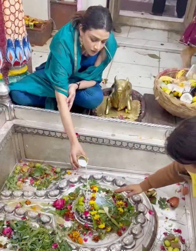 বারাণসীতে শিবপুজোয় সৌরসেনী মৈত্র।