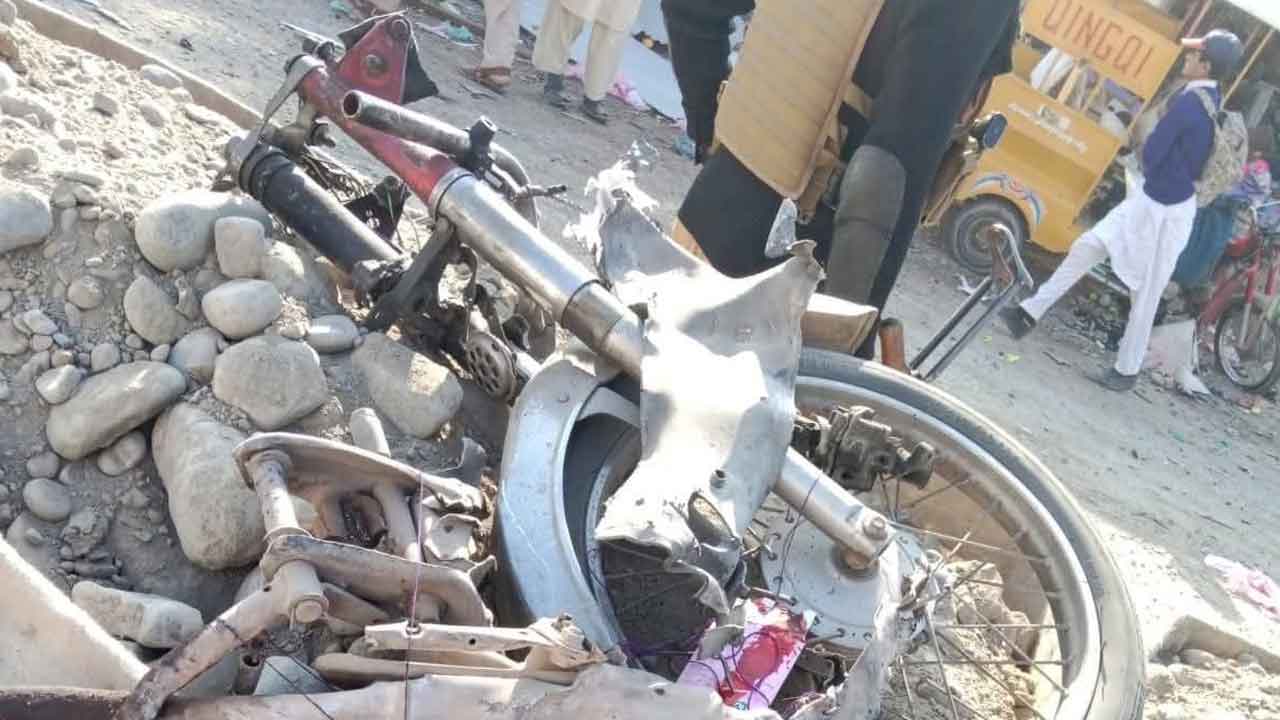 পাকিস্তানের খাইবার পাখতুনখোয়ায় সোমবার দুপুরে বিস্ফোরণ হয় একটি অটোয়।
