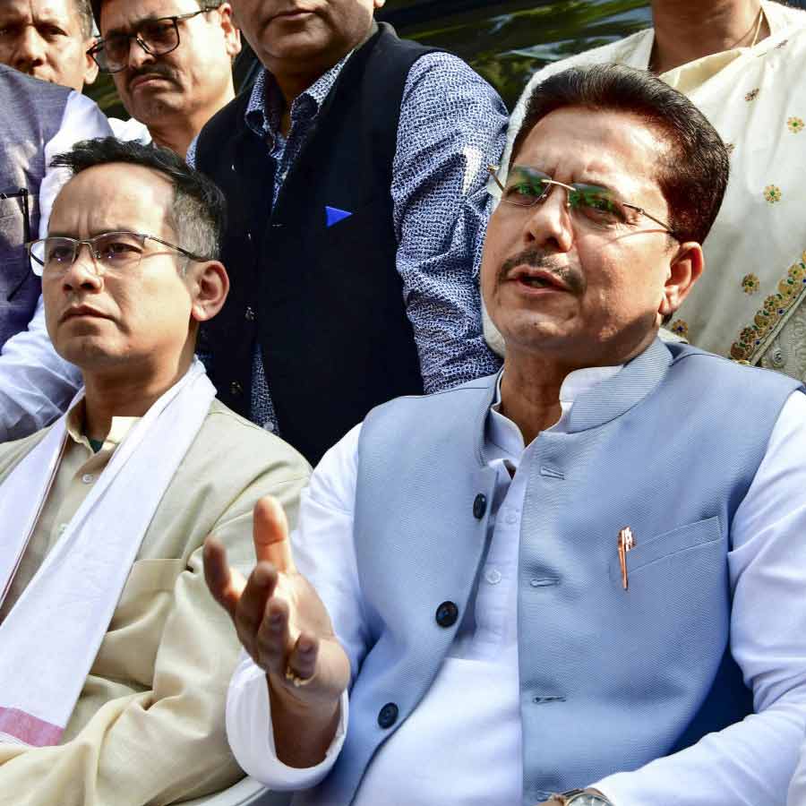 (বাঁ দিকে) গৌরব গগৈয়ের সঙ্গে ভূপেন বরা (ডান দিকে)। সোমবার গুয়াহাটিতে।