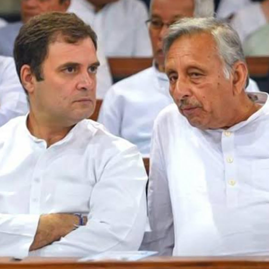 (বাঁ দিকে) রাহুল গান্ধীর সঙ্গে মণিশঙ্কর আইয়ার (ডান দিকে)।