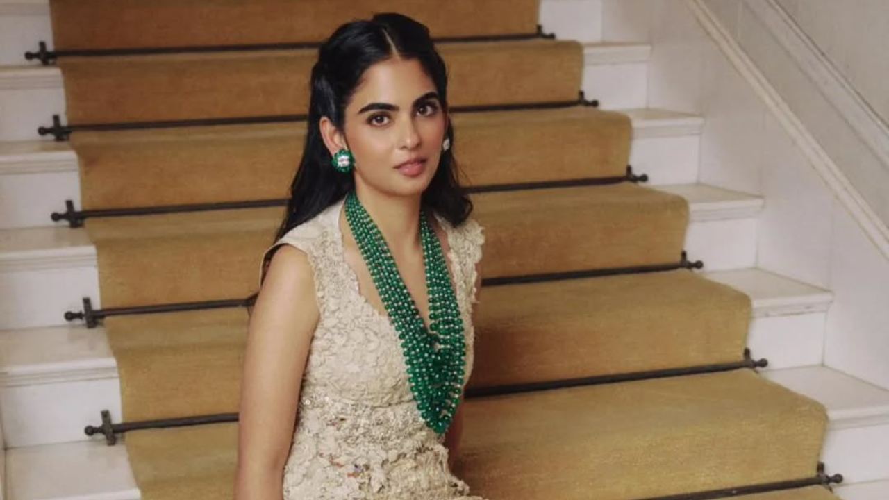 রাজকীয় সাজে ইশা অম্বানী!