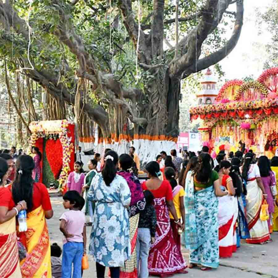 পাতালেশ্বর মন্দিরে পুণ্যার্থীদের লাইন।