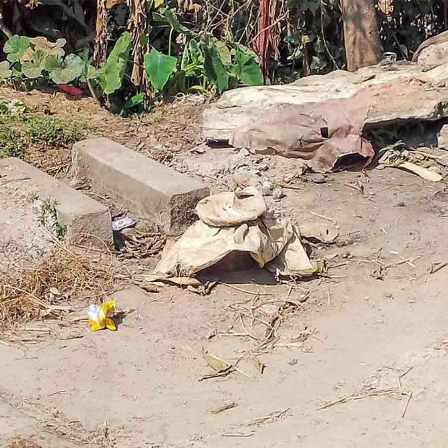 খারাপ হওয়ার পরে নলকূপটি খুলে নিয়ে যাওয়া হয়েছে বলে অভিযোগ। মহম্মদবাজারের শ্রীরামপুর সাহাপাড়ায়।