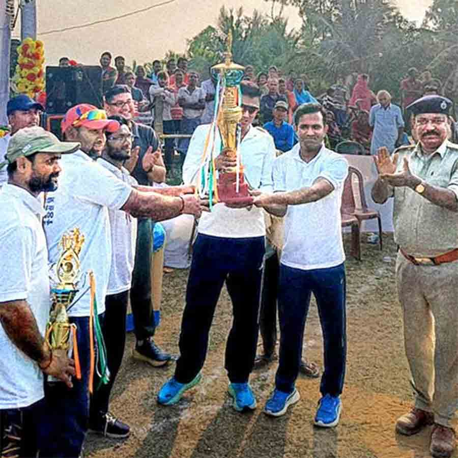 খেজুরিতে পুলিশের ক্রিকেট খেলা।