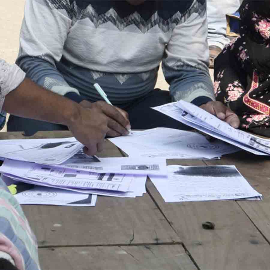 এসআইআর-এর ফর্ম পূরণ।