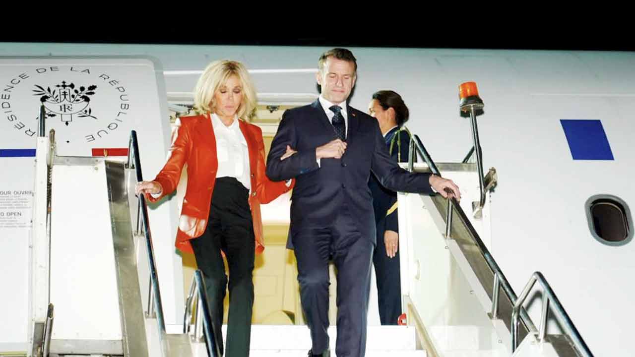 (বাঁ দিকে) স্ত্রী ব্রিজেতকে নিয়ে বিমান থেকে নামছেন ফ্রান্সের প্রেসিডেন্ট ইমানুয়েল মাক্রোঁ (ডান দিকে)। সোমবার মধ্যরাতে মুম্বই বিমানবন্দরে।