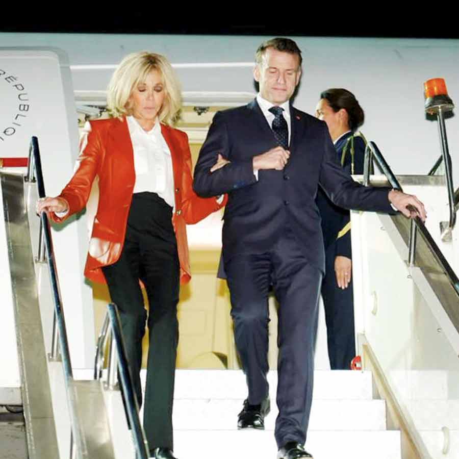 (বাঁ দিকে) স্ত্রী ব্রিজেতকে নিয়ে বিমান থেকে নামছেন ফ্রান্সের প্রেসিডেন্ট ইমানুয়েল মাক্রোঁ (ডান দিকে)। সোমবার মধ্যরাতে মুম্বই বিমানবন্দরে।