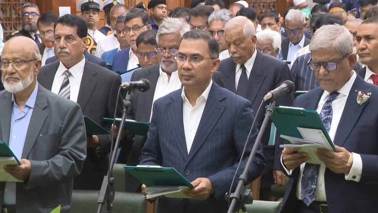 বাংলাদেশের সংসদ সদস্য হিসাবে শপথ নিচ্ছেন তারেক রহমান। মঙ্গলবার বাংলাদেশের জাতীয় সংসদ ভবনের শপথকক্ষে।