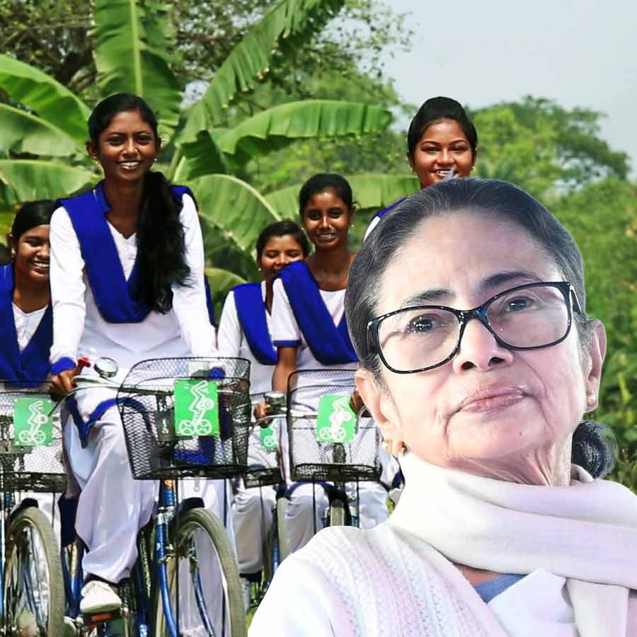 Before the announcement of assembly elections, 12.5 lakh students of the state will be given bicycles under the Sabuj Sathi scheme by CM Mamata Banerjee\\\'s government