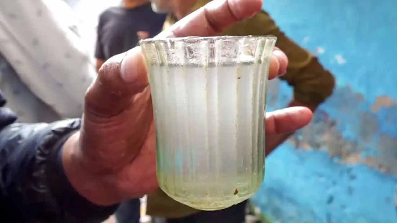 গ্রামবাসীদের অনেকে নোংরা পানীয় জল সরবরাহকেই দায়ী করেছেন। ছবি: সংগৃহীত।