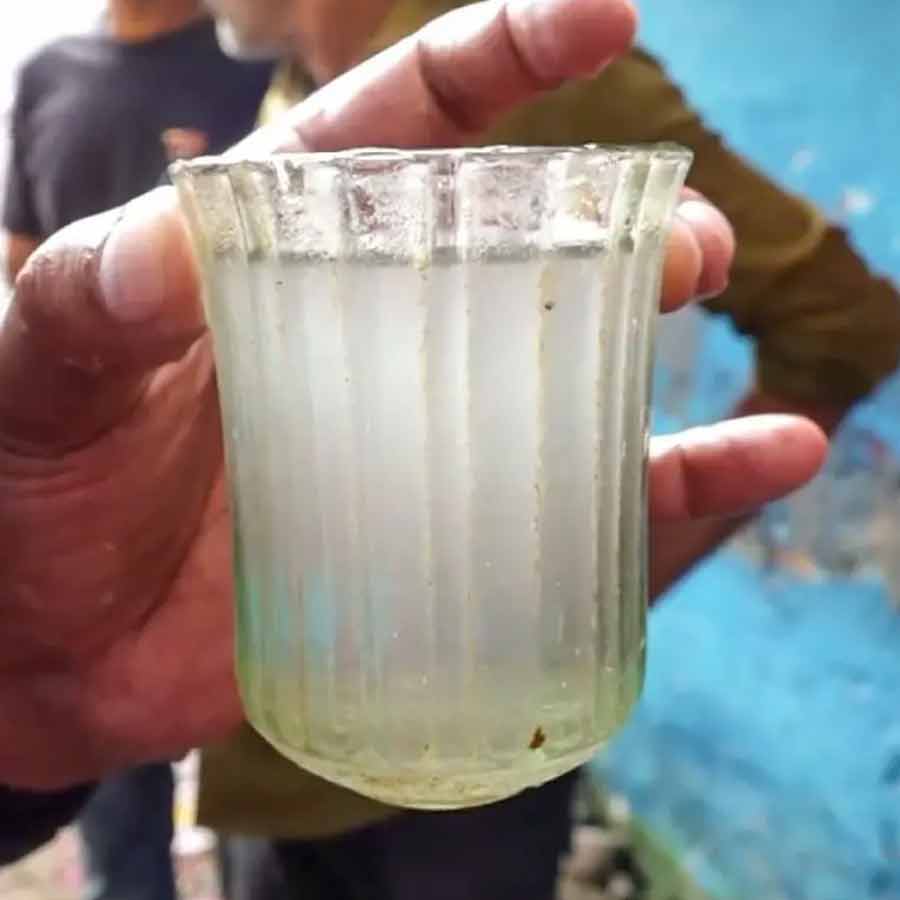 গ্রামবাসীদের অনেকে নোংরা পানীয় জল সরবরাহকেই দায়ী করেছেন। ছবি: সংগৃহীত।