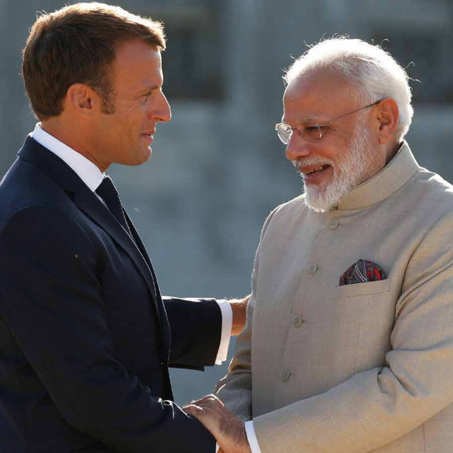ফ্রান্সের প্রেসিডেন্ট ইমানুয়েল ম্যাক্রোঁর সঙ্গে ভারতের প্রধানমন্ত্রী নরেন্দ্র মোদী।